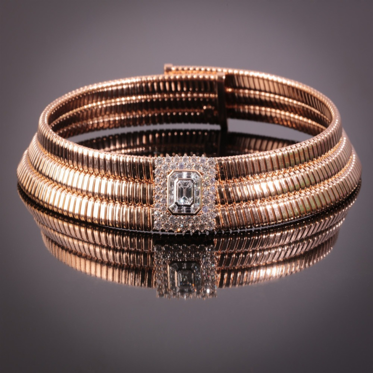 Amanda, Gold and diamond choker